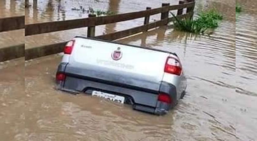 Motorista morre afogado ao tentar passar por estrada alagada