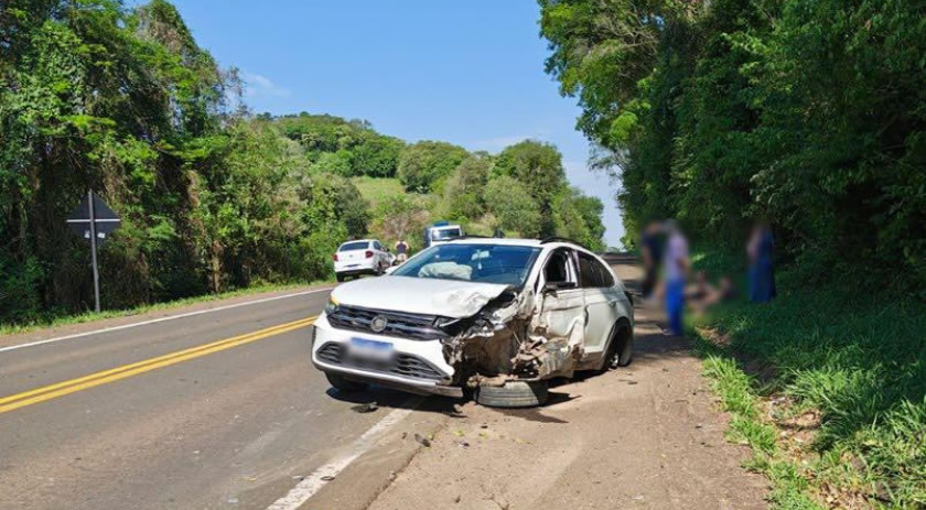 Três pessoas ficam feridas em colisão envolvendo três veículos na PR-182