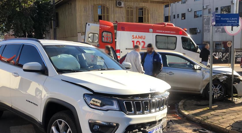 Acidente entre dois veículos no centro de Beltrão