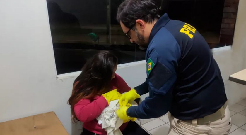 PRF faz parto de emergência dentro de carro em estrada no Paraná