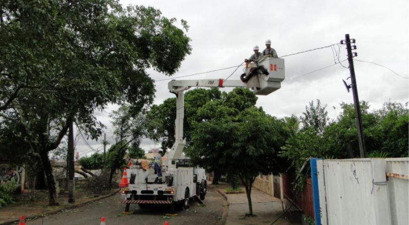 Equipes da Copel trabalham para restabelecer fornecimento de energia em todas as regiões