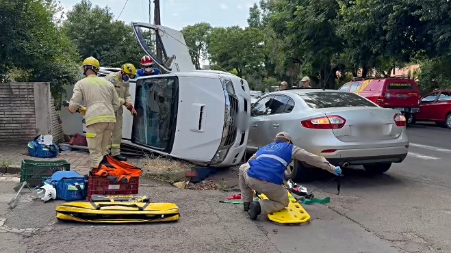 Colisão entre dois veículos no centro de Francisco Beltrão deixa motorista ferido