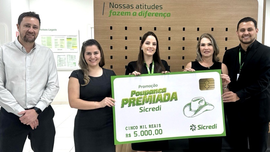 Sicredi entrega R$ 5 mil a associada de Beltrão sorteada na Poupança Premiada