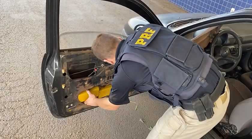 Veículo com mais de 90 kg de maconha em vários fundos falsos é flagrado pela PRF