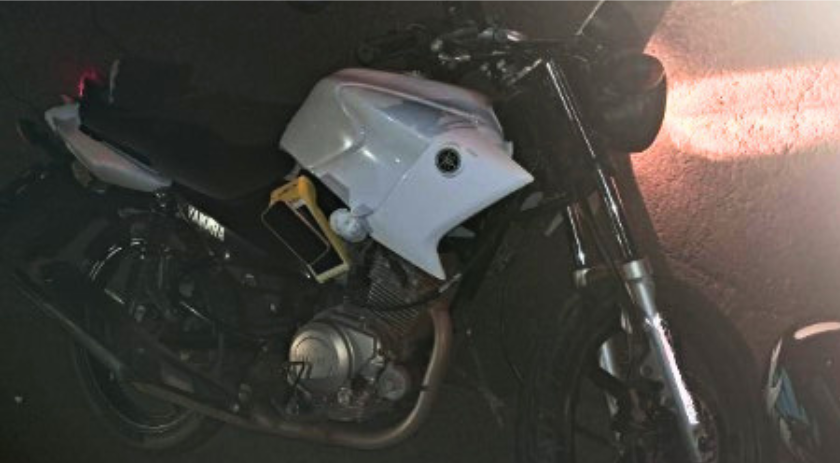 Motociclista de 19 anos fica ferido em colisão com carro no centro da cidade