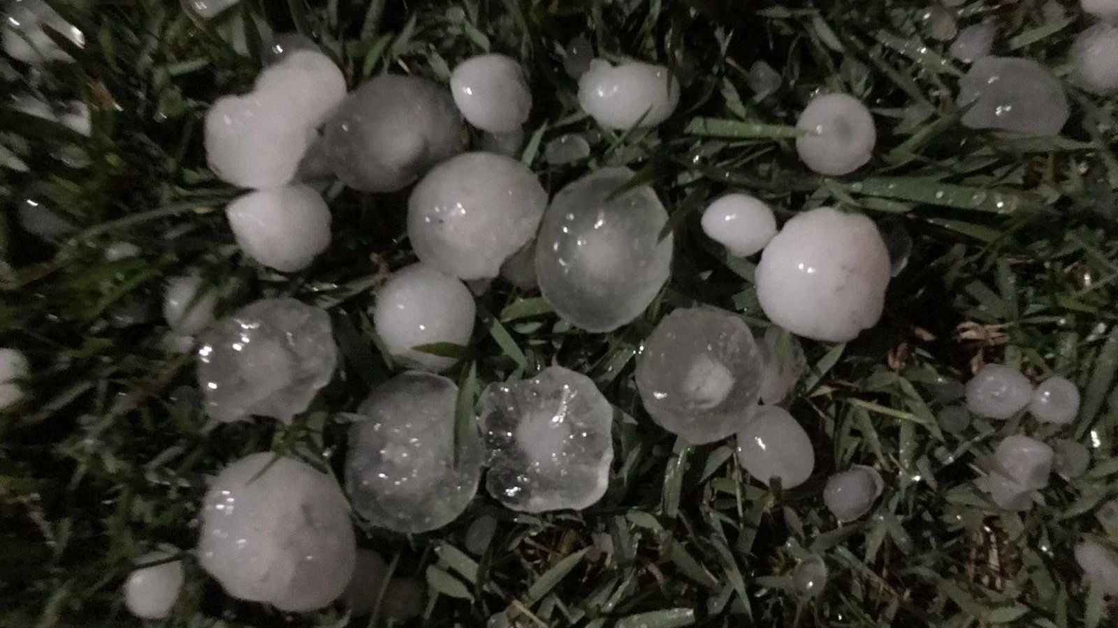 Forte chuva de granizo atingiu Dois Vizinhos na madrugada