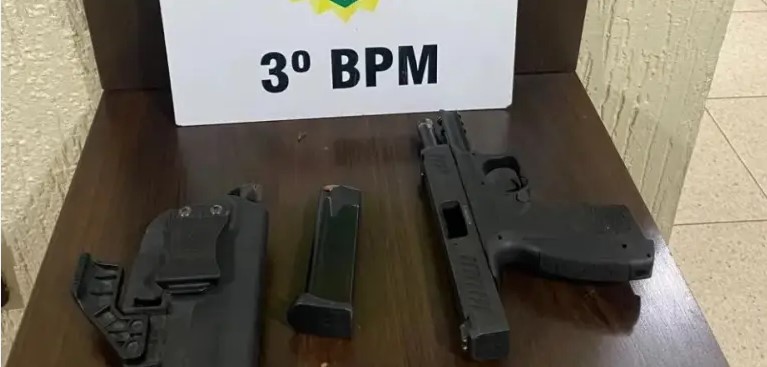 Polícia apreende arma após disparos contra placa na PR-158