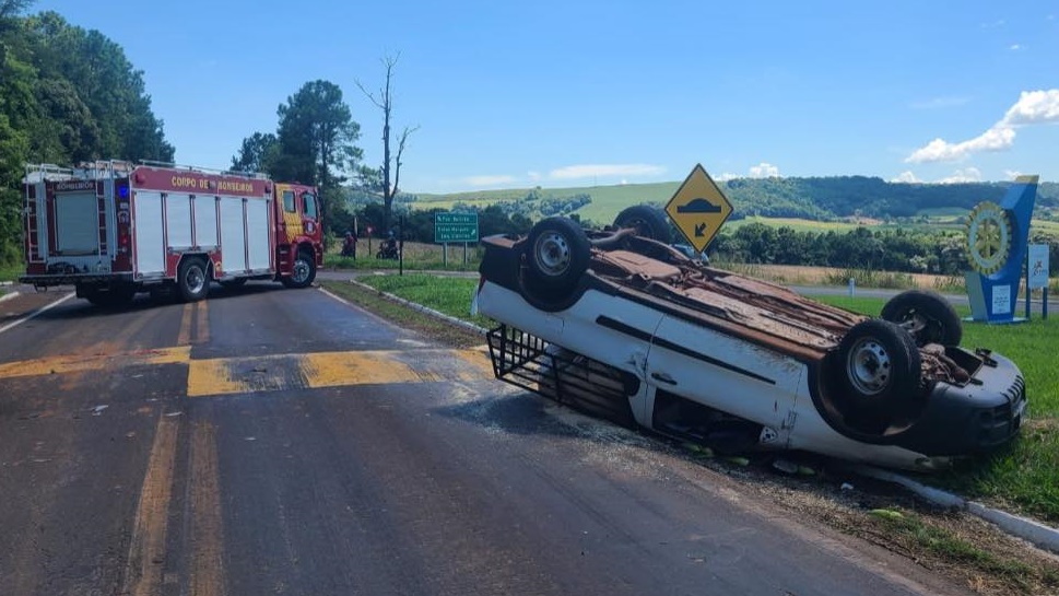 Camionete capota após colisão com carro na PR-180