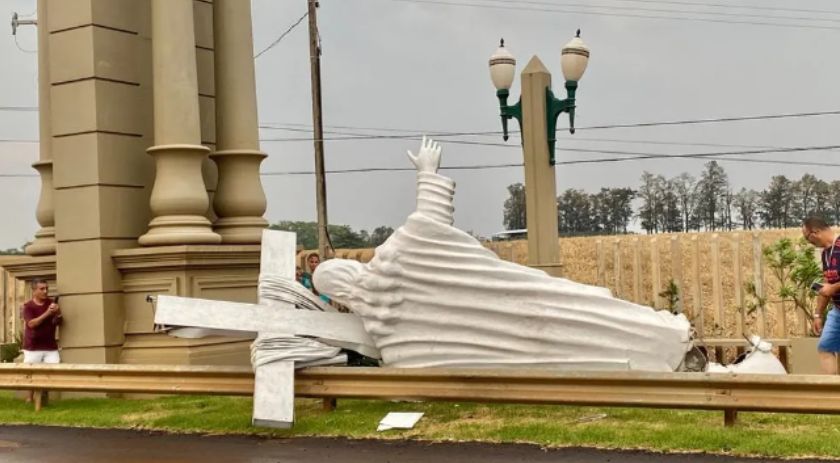 Vendaval derruba imagem do Cristo no Paraná, diz prefeitura