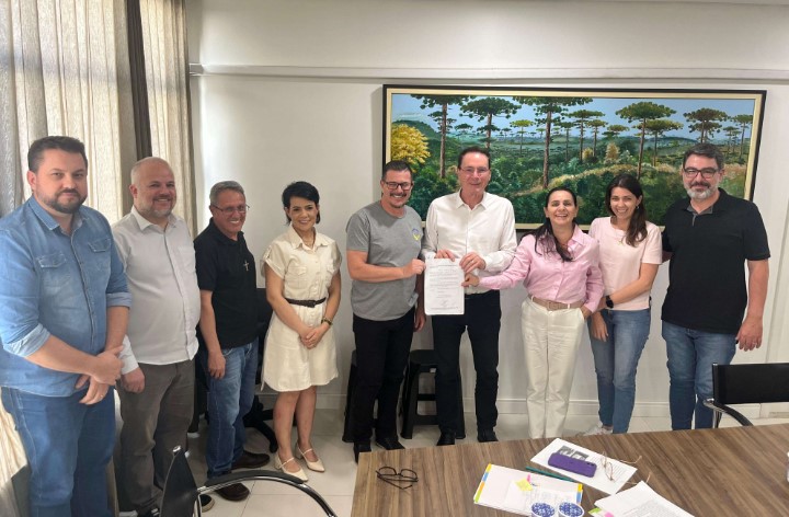 Pedron anuncia antecipação de salários e avanços na carreira para celebrar o Dia do Servidor