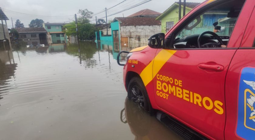 Chuvas: Sanepar e Copel monitoram fornecimento; áreas alagadas dificultam acesso