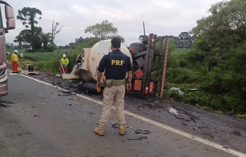 Batida frontal entre caminhões na BR-476 deixa dois mortos e interdita rodovia