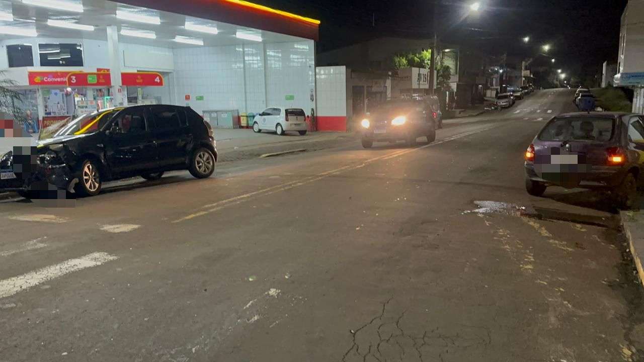 Acidente entre dois automóveis no bairro Cango em Francisco Beltrão