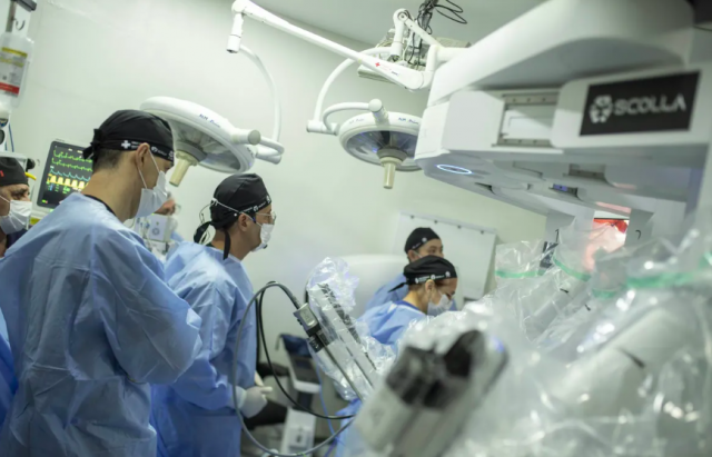 Médico opera brasileiro a 12 mil km de distância e entra para o Guinness