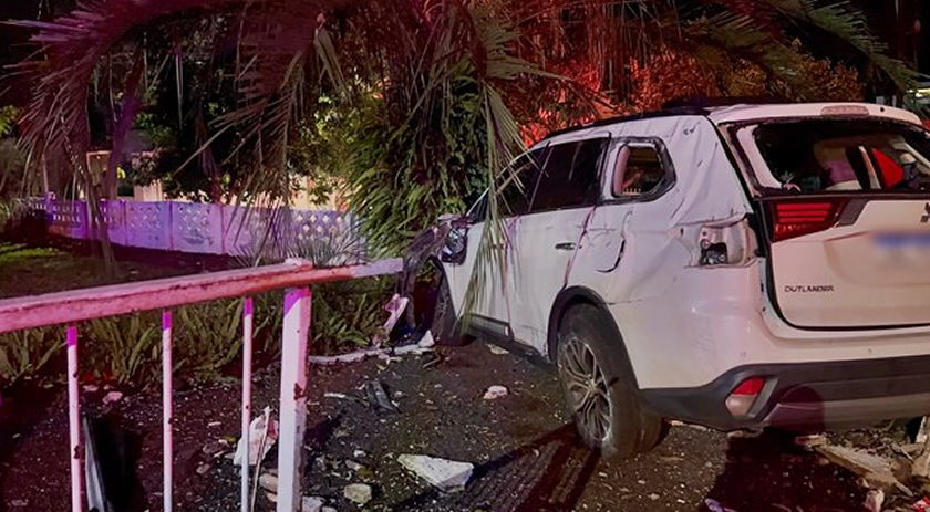 Mulher fica gravemente ferida após carro capotar e colidir contra  muro