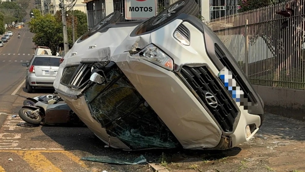 Colisão seguida de capotamento na área urbana da cidade deixa feridos