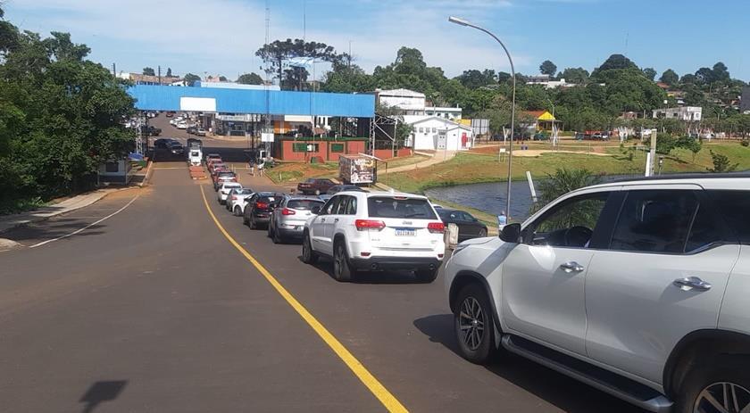Com gasolina brasileira nas alturas, postos na Argentina tem filas gigantescas