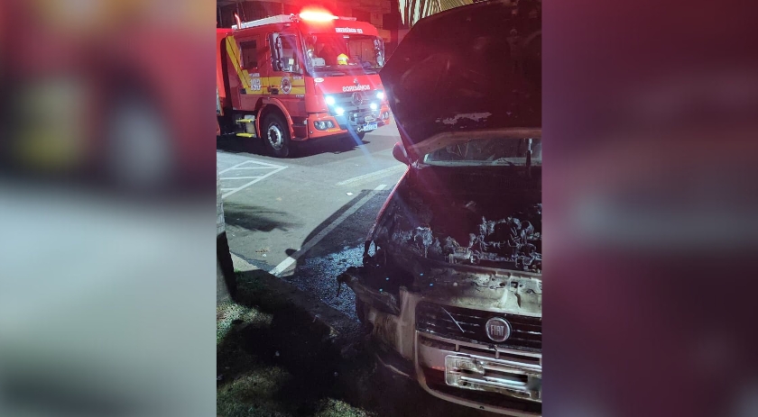 Veículo pega fogo durante a madrugada