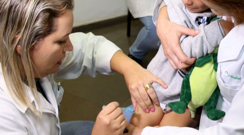 Férias: atualizar a carteira de vacinação protege crianças e jovens em passeios e viagens