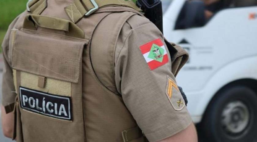 Homens flagrados com drogas causam alvoroço durante prisão e danificam viatura no centro de SMO