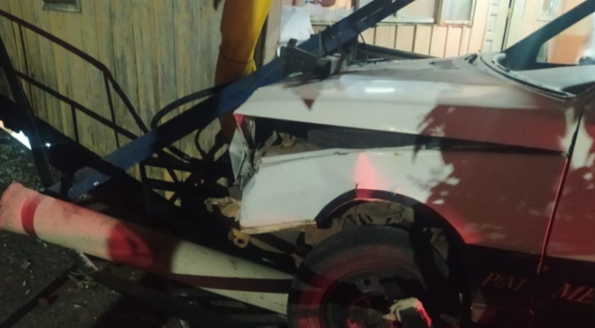 Homem é detido por embriaguez ao volante após carro invadir residência em Francisco Beltrão