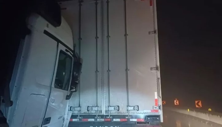 Motorista de caminhão perde a vida em acidente na BR 376