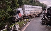 Colisão envolvendo dois caminhões e um carro interdita a BR-158