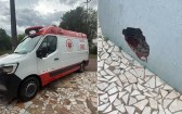 Motociclista fica ferido após colisão e atinge parede de conveniência