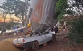 Carro sai da pista, atinge silo e estrutura com 10 toneladas de grãos desaba no Paraná