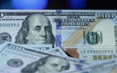 Ibovespa dispara e bate recorde de 209 mil pontos, com foco em Lula e Flávio no 2º turno; dólar cai abaixo de R$ 4,95