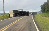 Caminhão carregado com doces, tomba na BR-163 e interdita os dois sentidos da rodovia