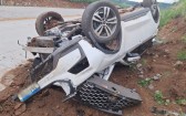 Motorista fica ferida após bater carro contra barranco e capotar no Oeste