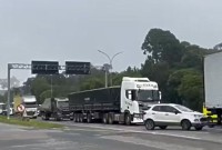 Motorista é morto a tiros dentro de carro parado em congestionamento