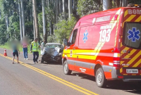 Mulher morre após carro sair da pista e colidir contra árvore na SC-161