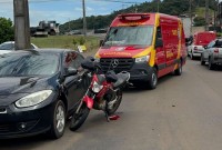 Acidente envolve três veículos e deixa motociclista ferido