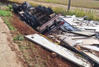 Capotamento de carreta deixa dois feridos na BR-163 em Guarujá do Sul