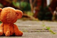 Sem banheiro e cercadas por lixo: sete crianças são encontradas em situação de abandono em Criciúma