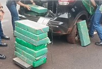 Carro roubado no Rio de Janeiro é flagrado com mais de 200 kg de maconha em Toledo