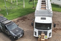 Caminhão com carga milionária de cigarros contrabandeados é apreendido após fuga de motorista