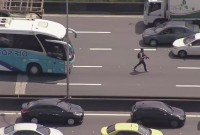 Bandidos tomam ônibus escolares para fazer barricadas na Linha Vermelha, no RJ