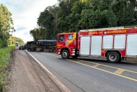 Caminhão tomba na BR-373 e deixa motorista ferida