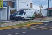 Condutor é socorrido após colisão contra muro