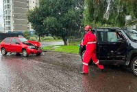 Mulher fica presa e é resgatada pelo porta-malas após acidente