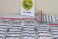 Quatro pessoas são abordadas com celulares e objetos que seriam arremessados para cadeia