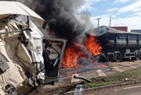 Caminhão pega fogo após forte colisão na PR-487