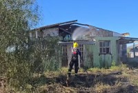Bombeiros combatem princípio de incêndio em residência desabitada