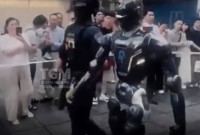 Robôs humanoides passam a auxiliar policiais em patrulhamento nas ruas da China