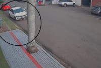Motociclista bate em carro estacionado e foge; câmeras registram acidente