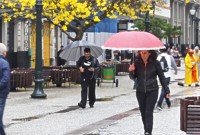 Após calor de 30°C, frente fria chega com chuva e derruba temperaturas no Paraná