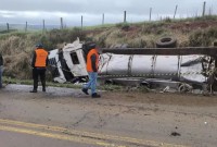 Motorista morre após caminhão de leite tombar na PR-459